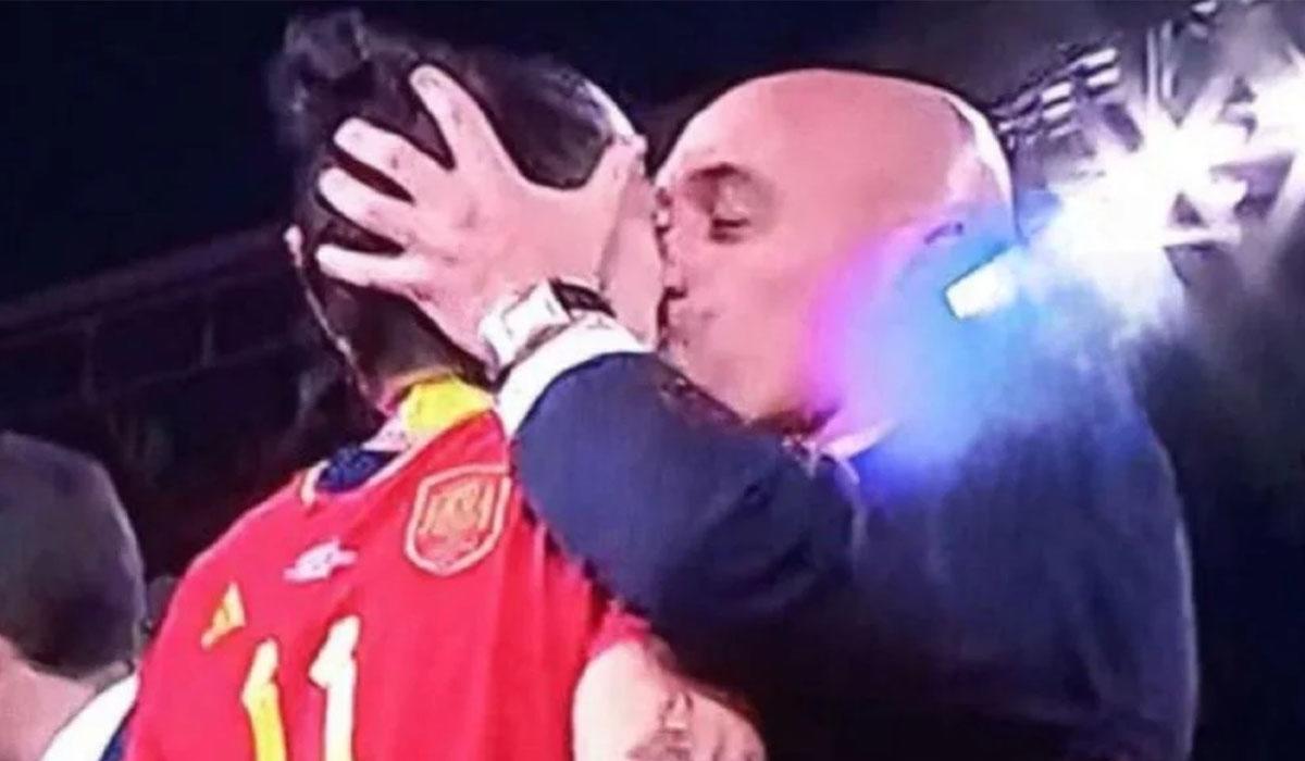 Luis Rubiales besó en la boca a Jenni Hermoso en los festejos de España.