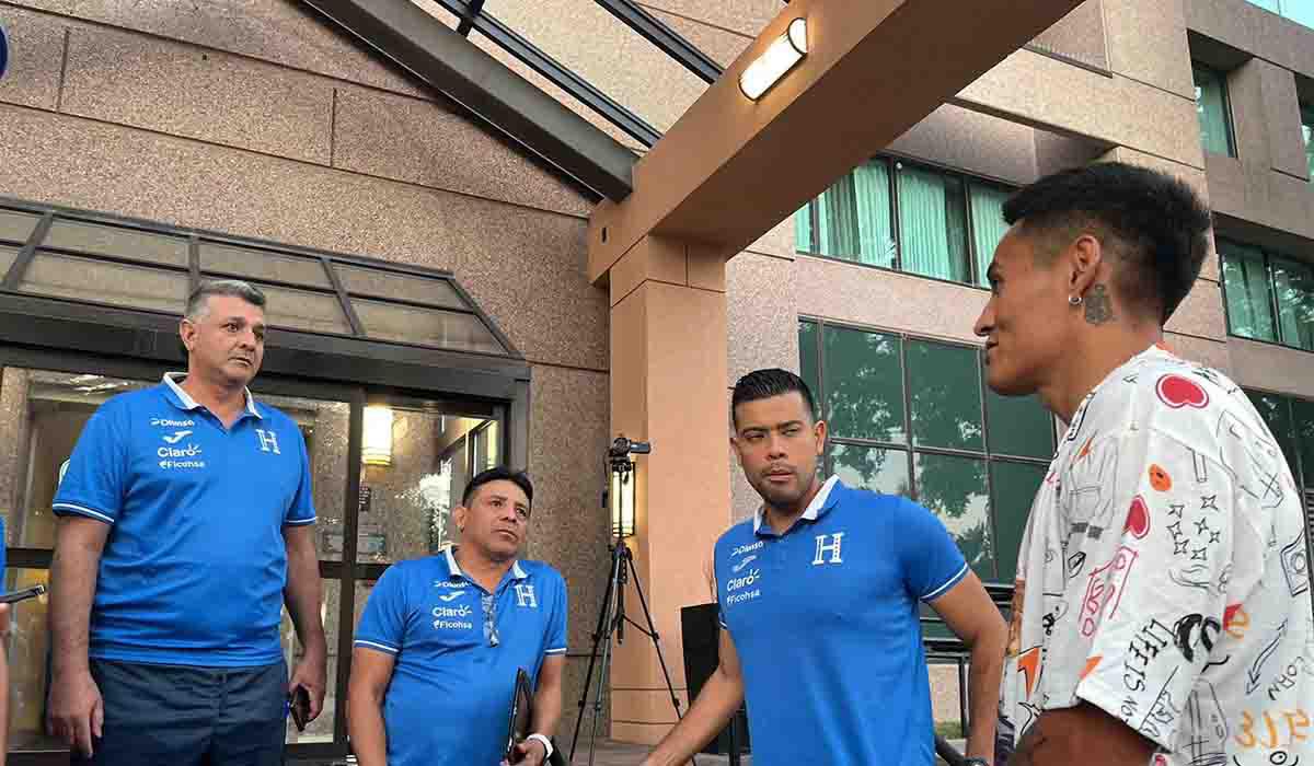 El seleccionador Diego Vázquez y el resto del cuerpo técnico en el momento que escuchaban a Andy Najar.