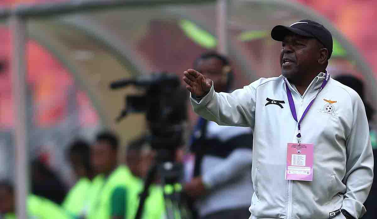 Bruce Mwape es el entrenador de Zambia y está siendo investigado por presunto abuso sexual a jugadoras.
