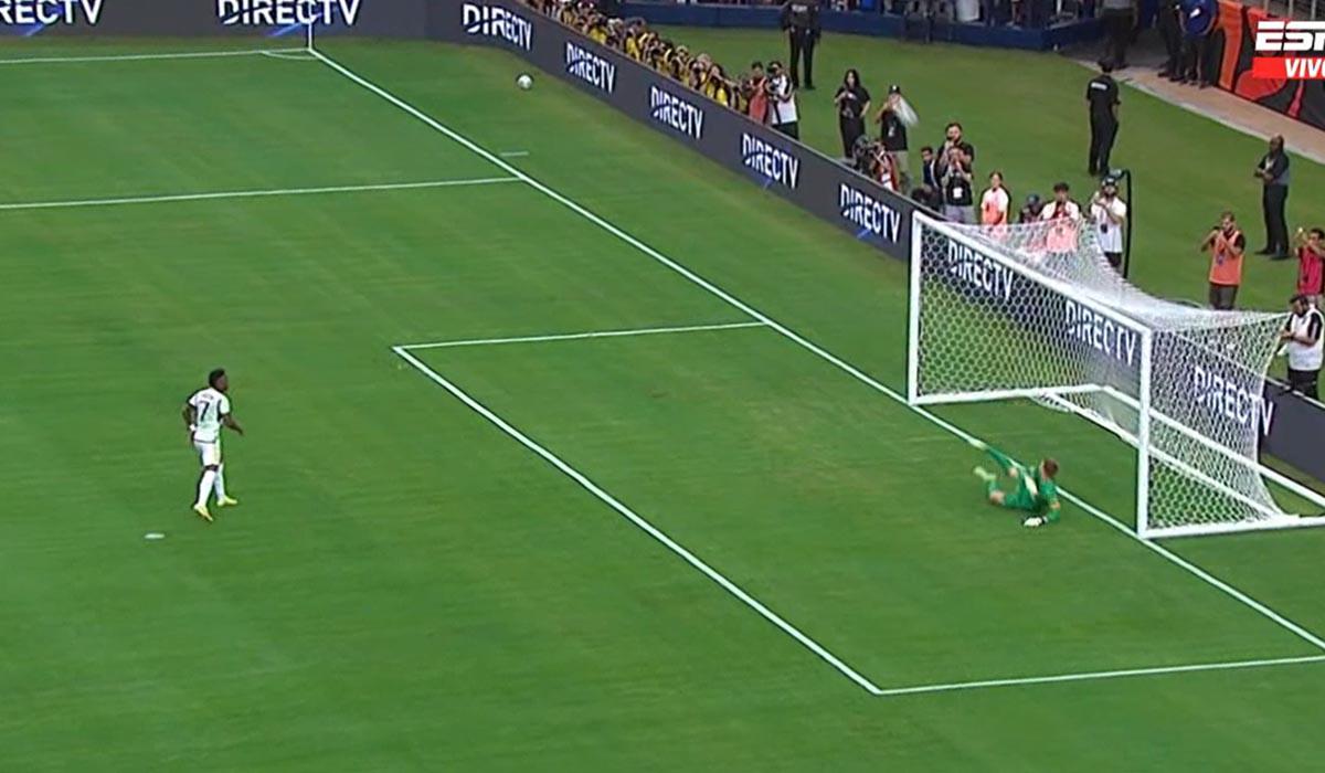 El penal de Vinicius dio en el palo.