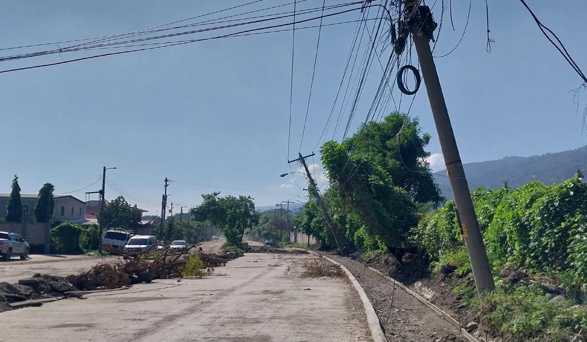 Poste a punto de caerse en la residencial Palos Verdes.