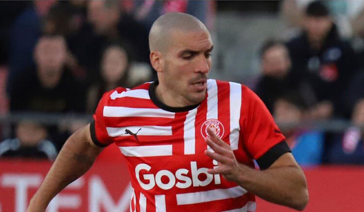 Oriol Romeu jugó la campaña pasada en el Granada, se desempeña como centrocampista de contención.