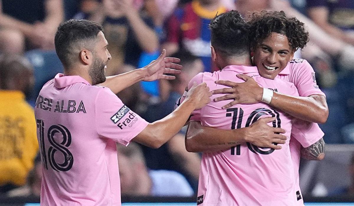 David Ruiz celebrando con Messi y Jordi Alba el gol que anotó ante Philadelphia Union en la Leagues Cup 2023.