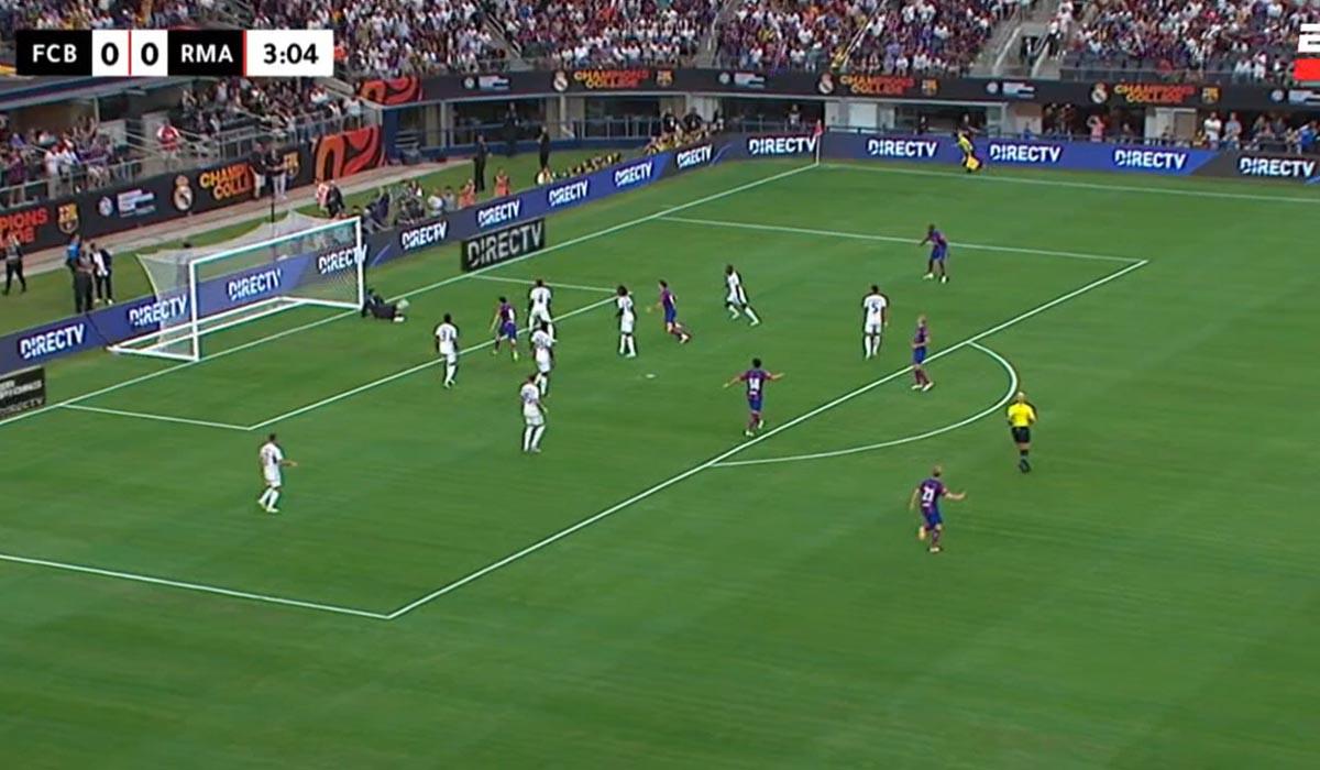 El remate de Romeu dio en el palo.