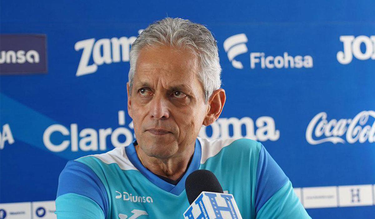 Reinaldo Rueda en el momento que escuchaba una de las preguntas de los periodistas.