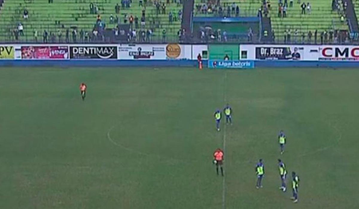 El estadio Juan Ramón Brevé quedó a oscuras cuando había comenzado el partido.