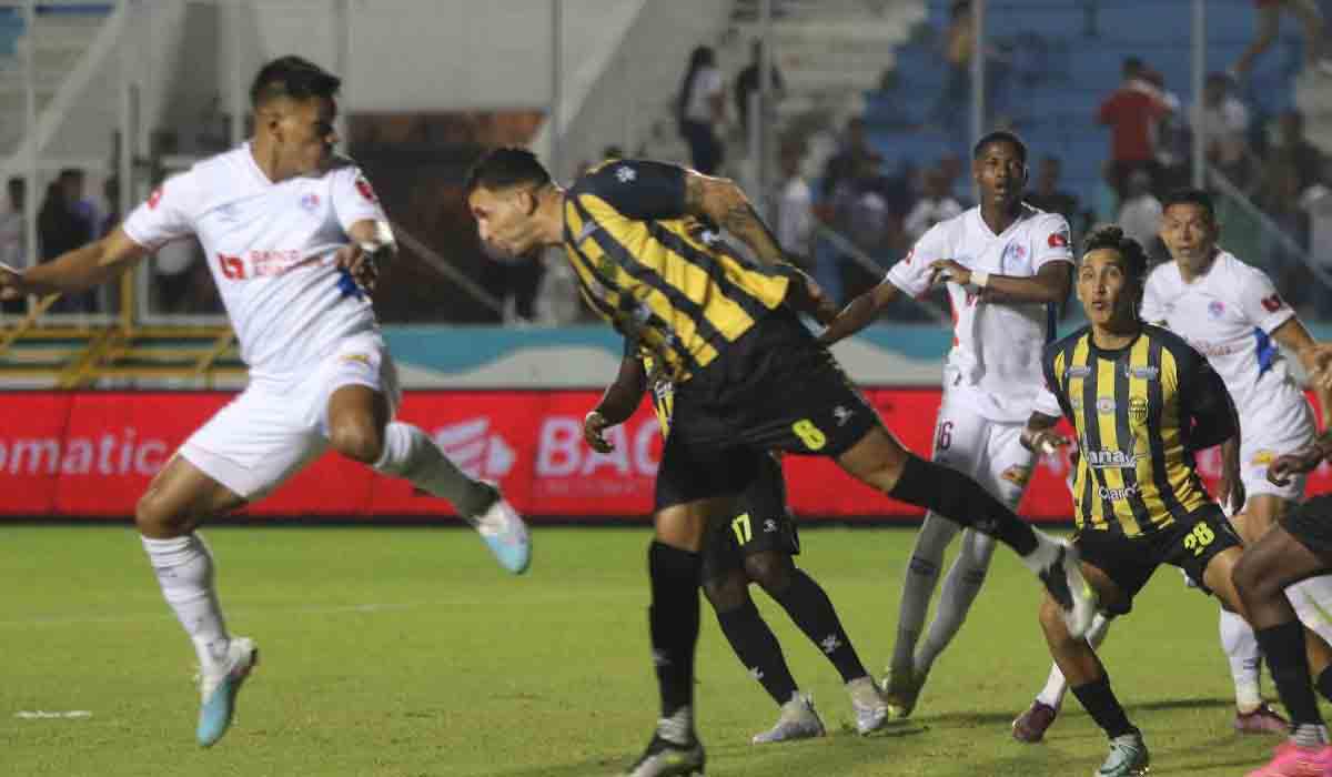 Brayan Moya anotó de cabeza apenas a los cinco minutos.