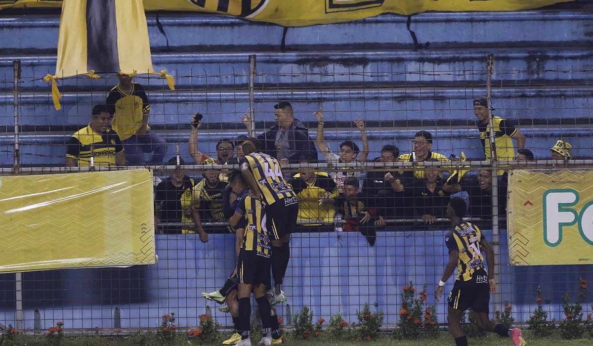 Juan Vieyra y jugadores celebraron con la afición del Real España el gol olímpico.