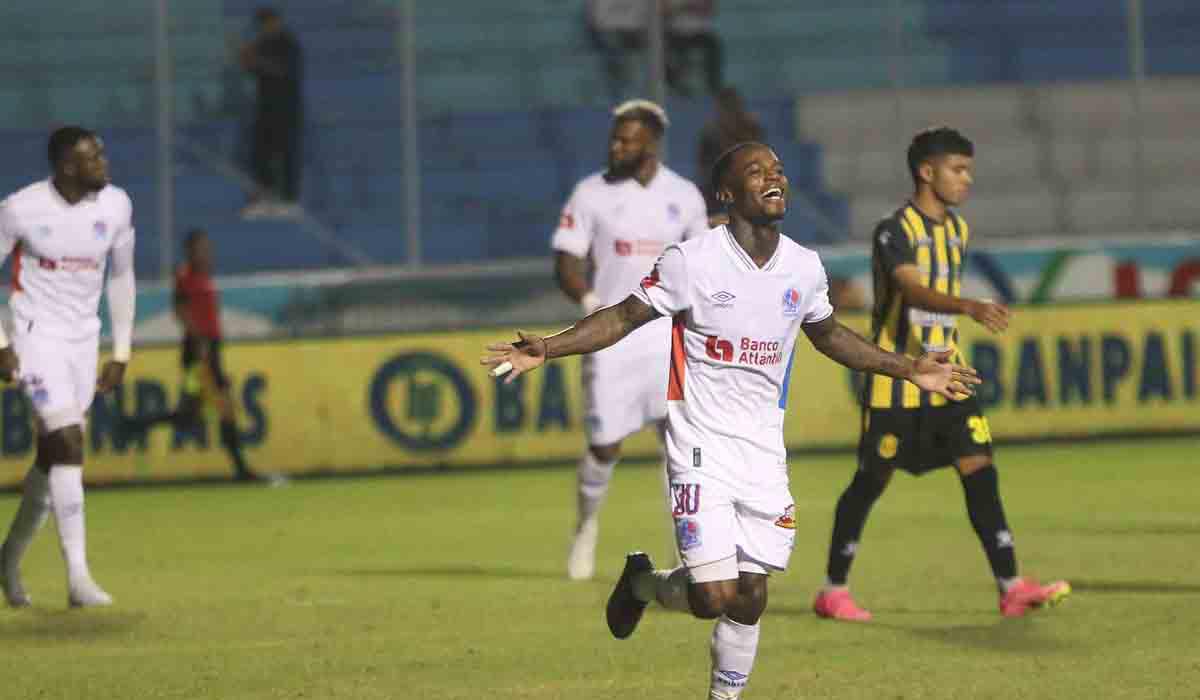 Solani Solano celebrando su tanto.