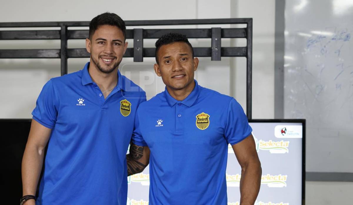 El delantero paraguayo Pedro Baez (izquierda) y el centrocampista hondureño Luis Garrido (derecha) fueron presentados como nuevos jugadores del Real España.