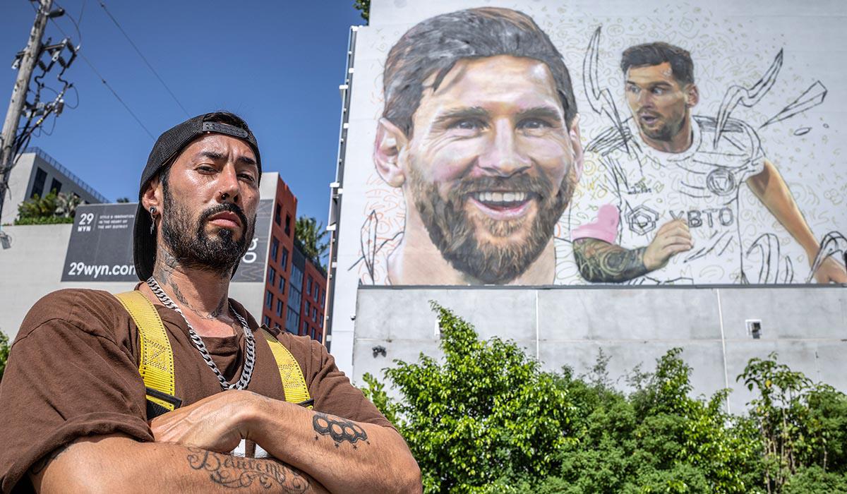 Maximiliano Bagnasco es el artista argentino que hizo un enorme mural en homenaje a Lionel Messi.