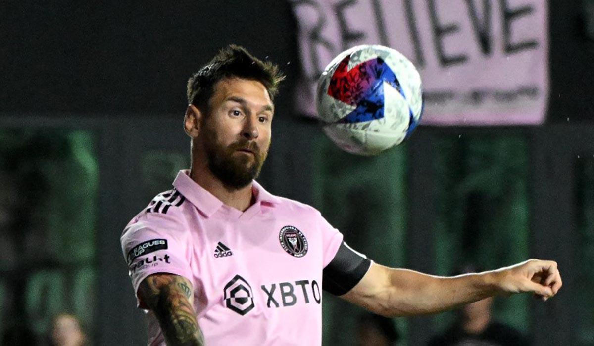 Messi bajó el balón con elegancia y sacó un zurdazo para abrir el marcador.