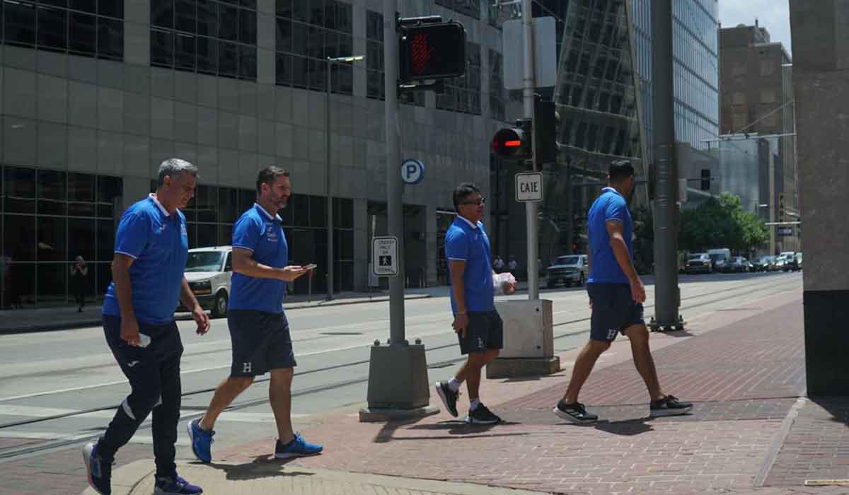 Diego Vázquez y su cuerpo técnico recorren las calles del downtown de Houston