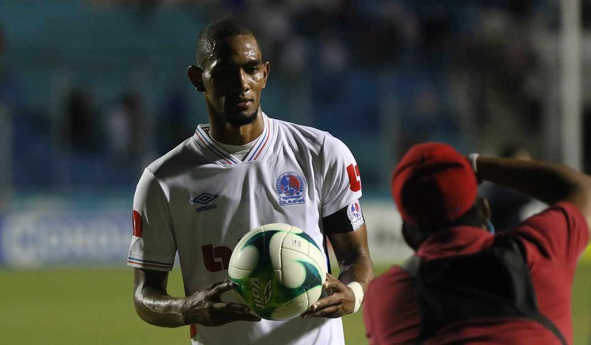 Jerry Bengtson se llevó el balón luego que se despachó con un hat-trick en la goleada del Olimpia ante el Vida.