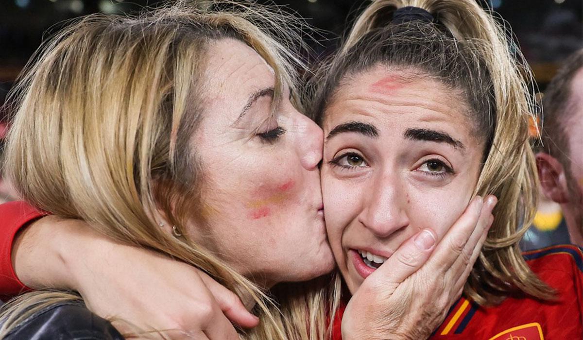 Futbolista pierde a su padre horas después de ser campeona del mundo