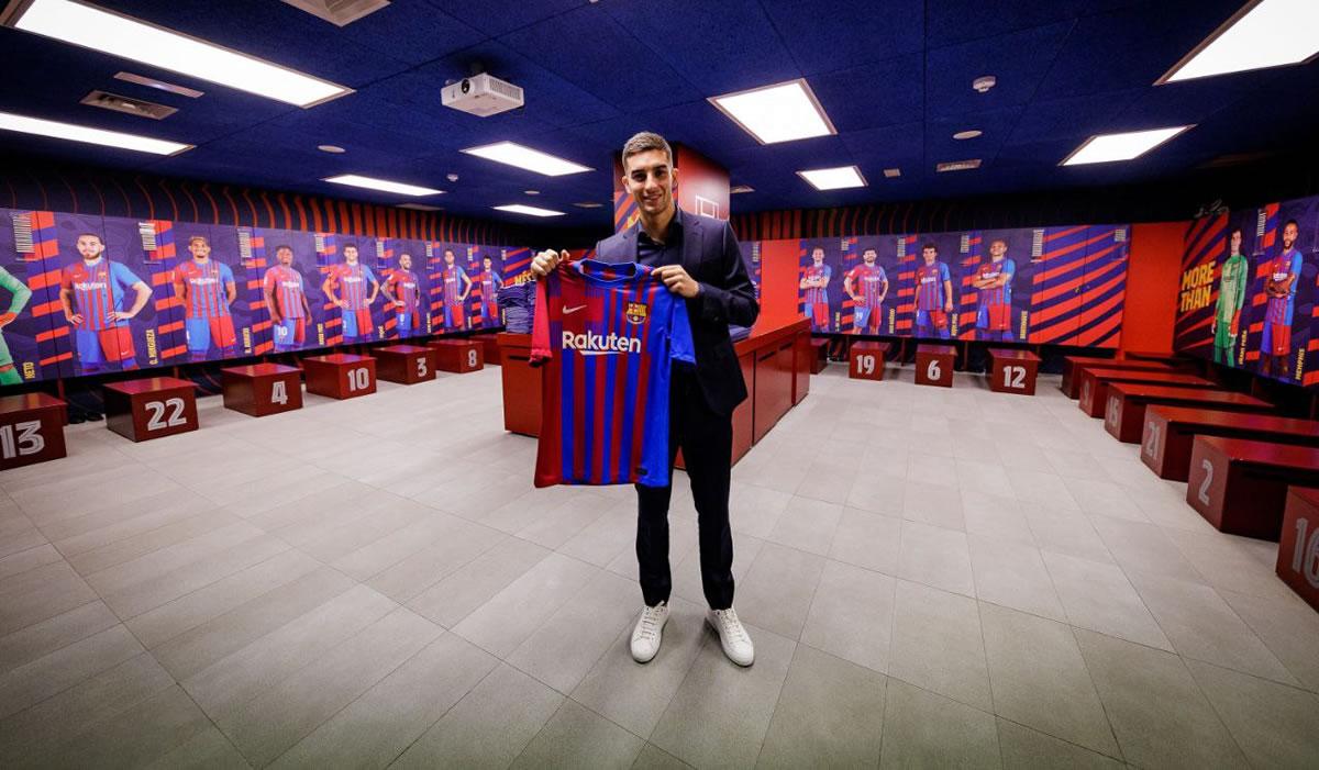 Ferran Torres con la camiseta azulgrana en el vestuario del Barcelona.