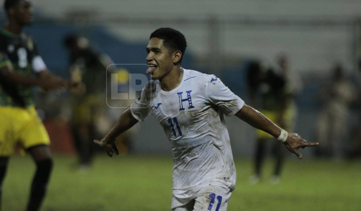 Marco Aceituno celebrando uno de sus dos goles marcados en el estadio Morazán.