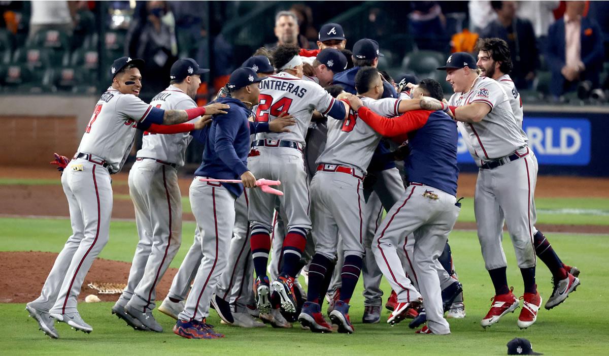 El equipo de los Bravos celebrando la conquista de su título.