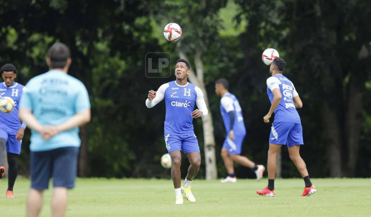 Romell Quioto dominando el balón en la práctica realizada este día.