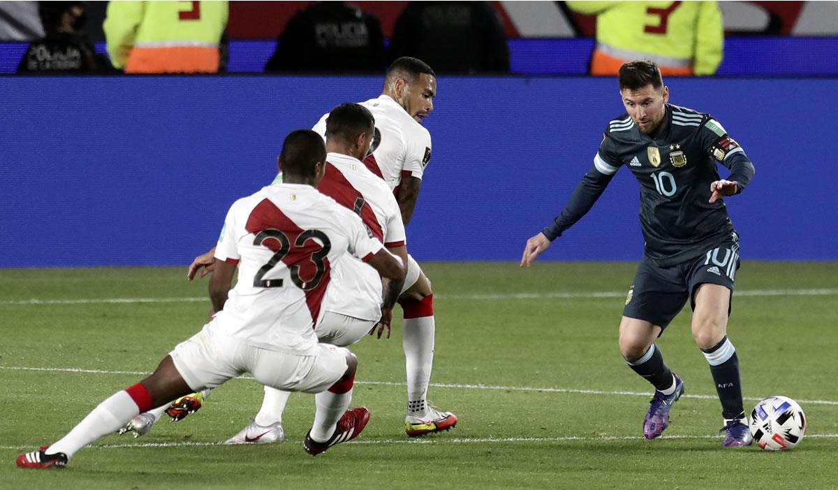 Lionel Messi siendo marcado por tres jugadores peruanos.