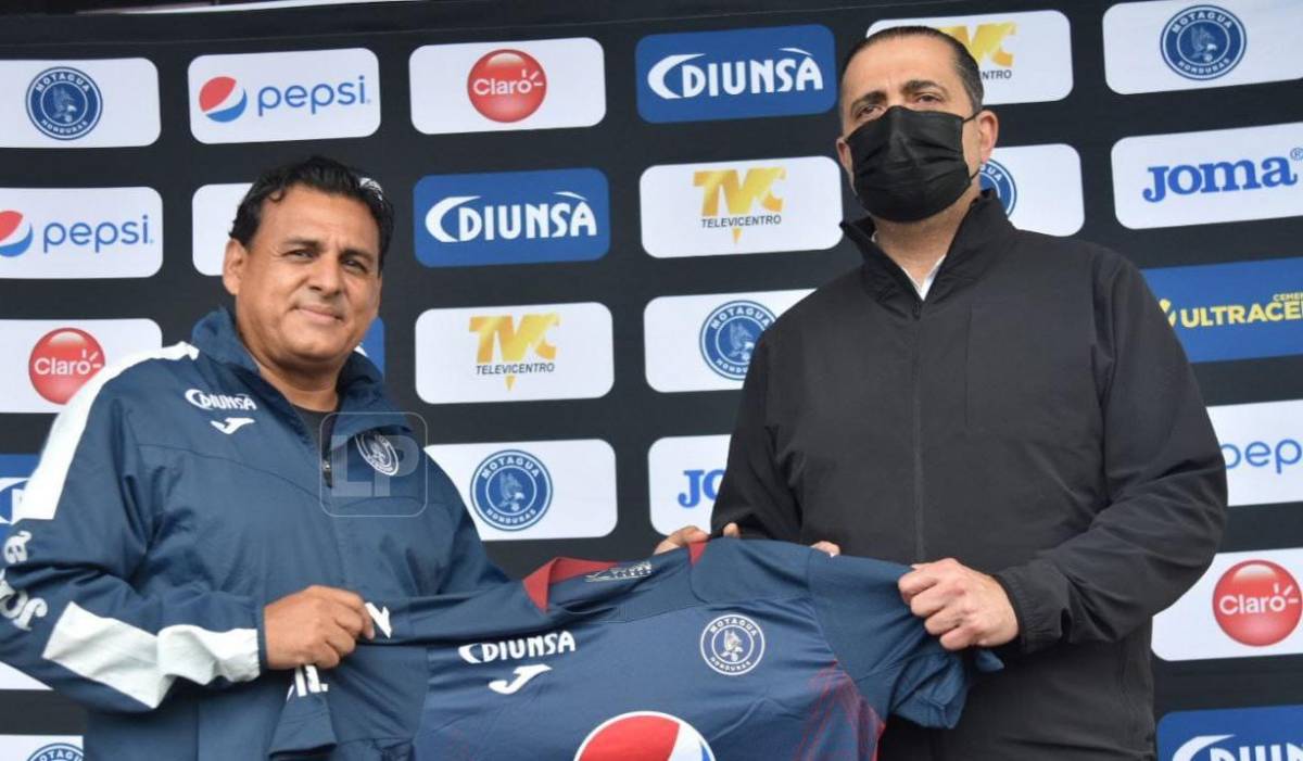 César Obando fue presentado por Pedro Atala como nuevo DT del Motagua.