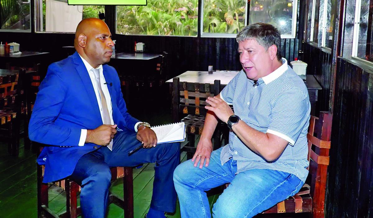 José Luis Barralaga, editor de GOLAZO, en plena entrevista con el seleccionador de la Bicolor.