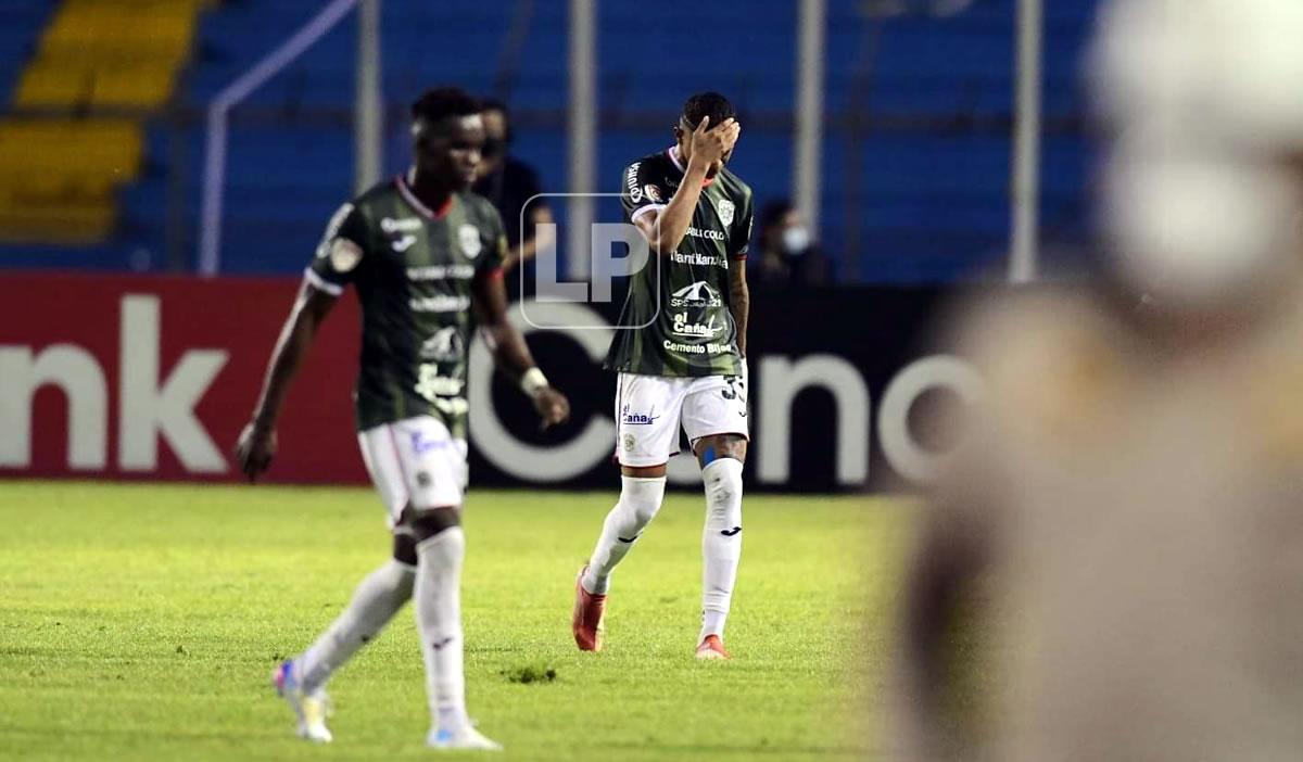 Kervin Arriaga, cabizbajo por la derrota.