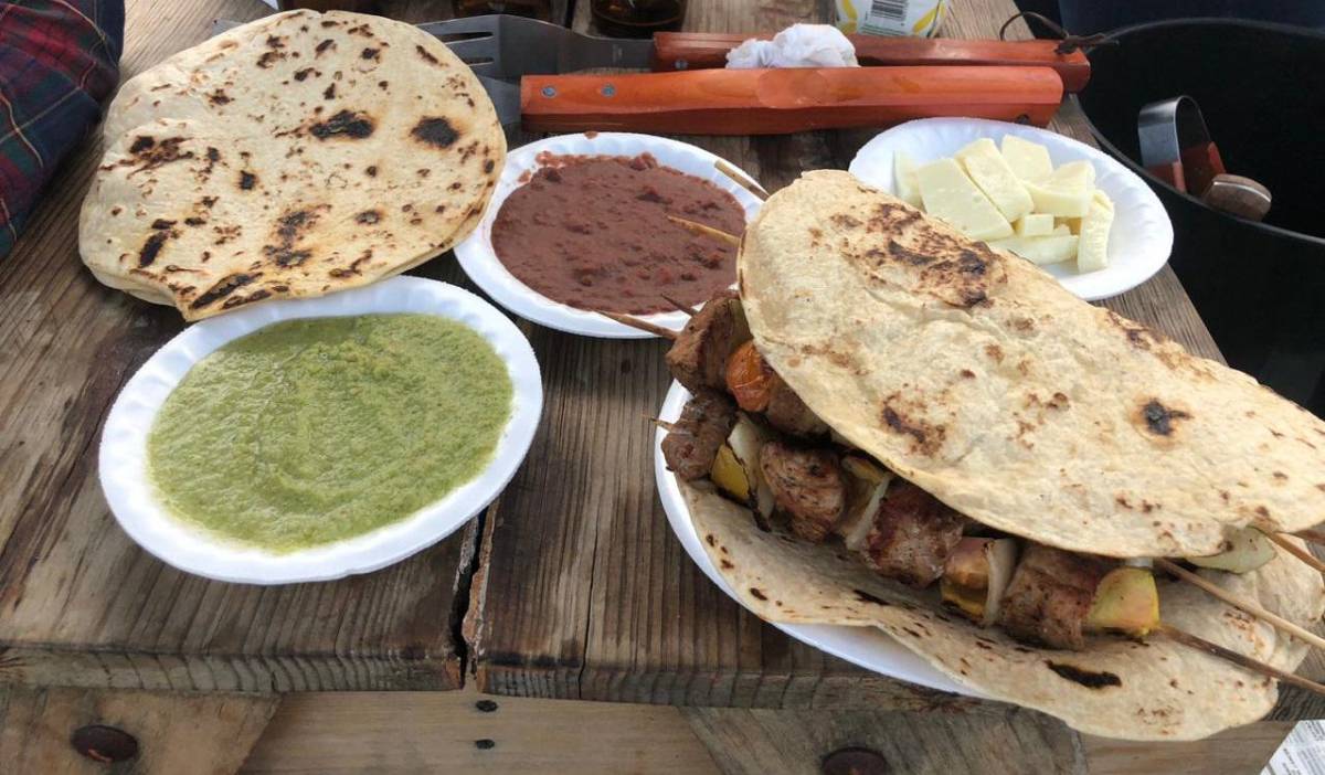 Los asistentes pudieron disfrutar de exquisitos pinchos de carne de cerdo.