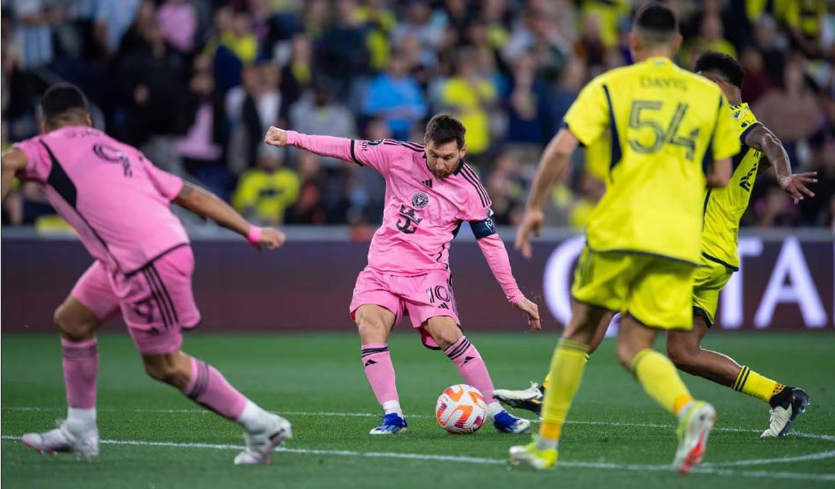 El zurdazo de Messi para marcar su golazo en el debut de la Concachampions.