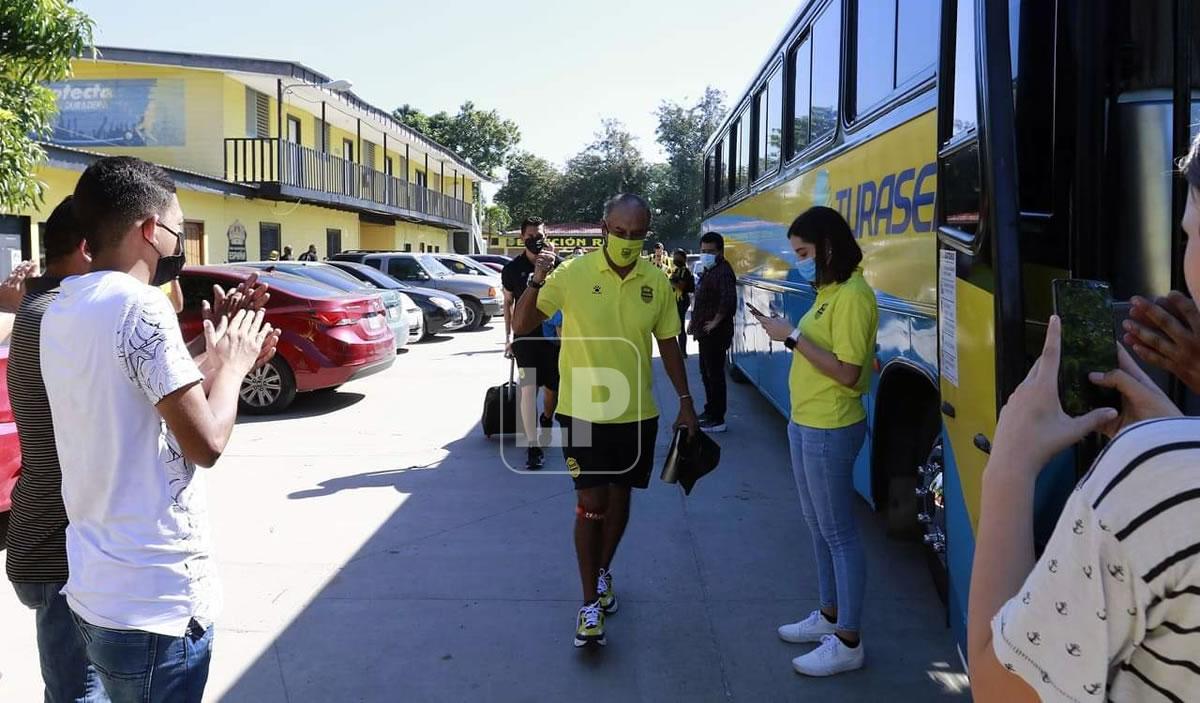 Raúl ‘Potro‘ Gutiérrez saludando a los aficionados antes de subirse al autobús.