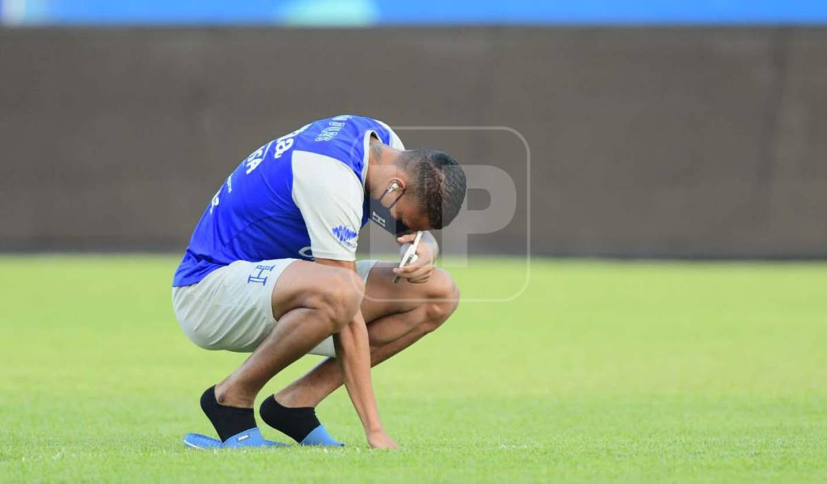 Kervin Arriaga hizo una oración en el césped del estadio Olímpico.