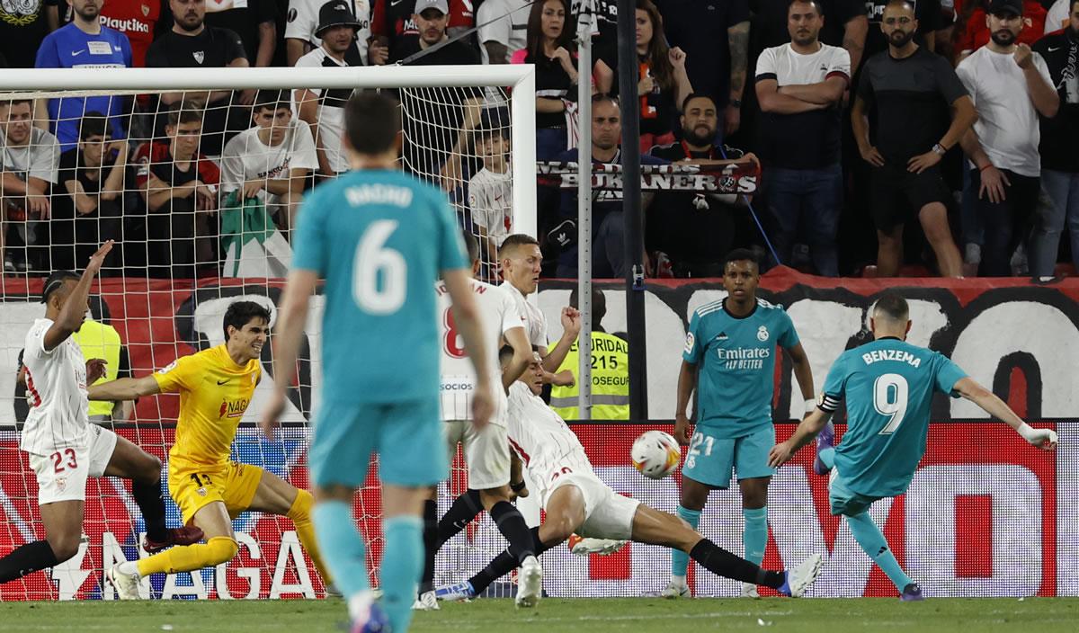 Karim Benzema marcando el gol de la remontada épica del Real Madrid.
