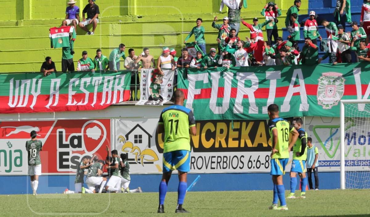 Jugadores del Marathón celebrando el gol marcado por Clayvin Zúniga.