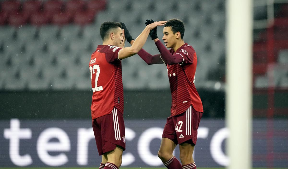 Jamal Musiala festeja su gol con Mar Roca.