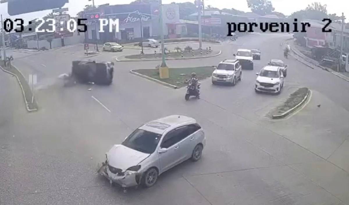 Imágenes del momento del accidente donde conductor se pasó semáforo en rojo y murió bebé