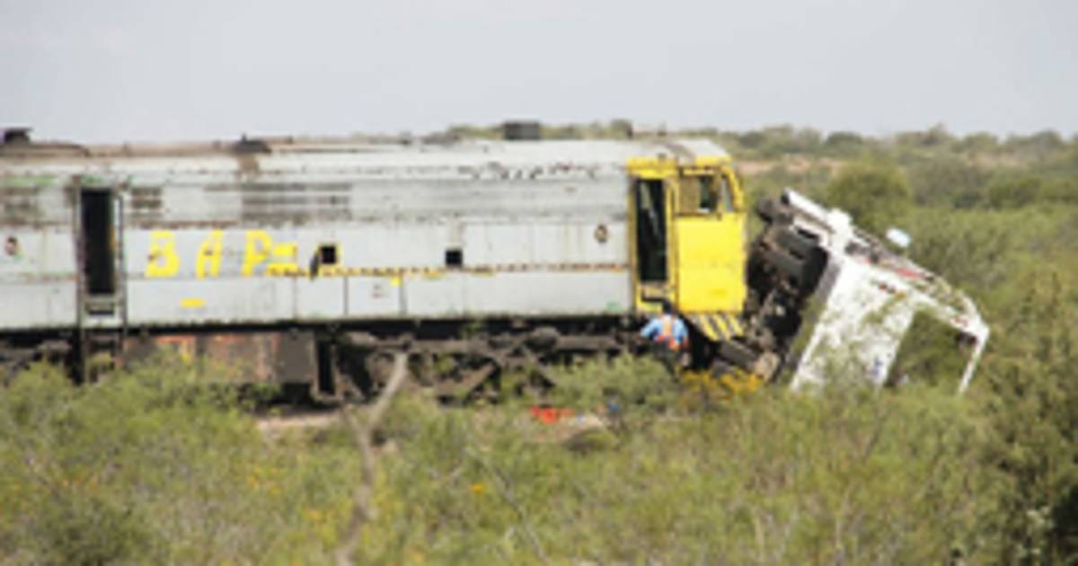 Choque de tren y autobús 8 muertos