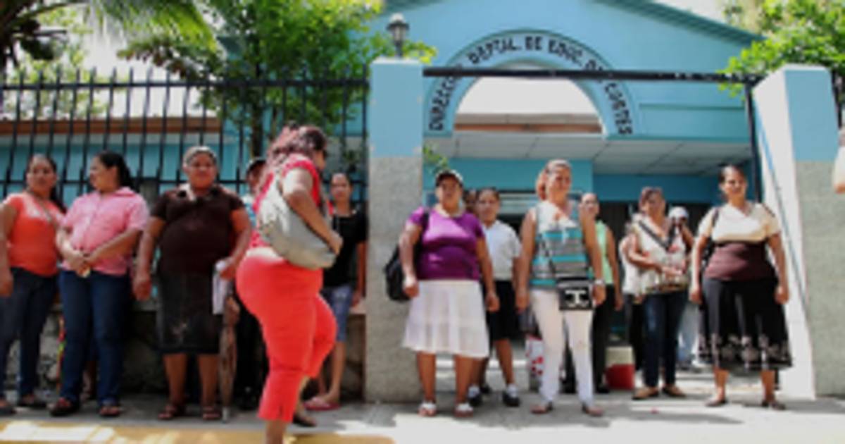 Plantón por falta de profesores en escuela