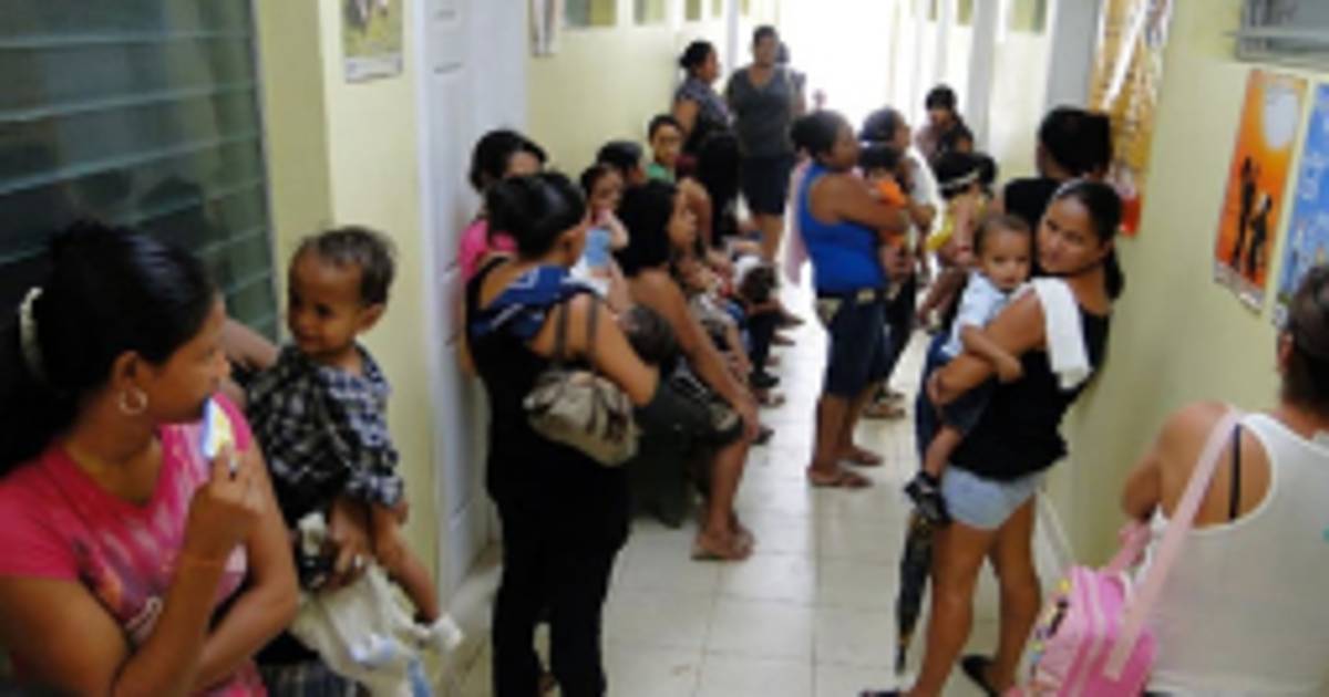 Pacientes se quejan por falta de personal en centros de salud