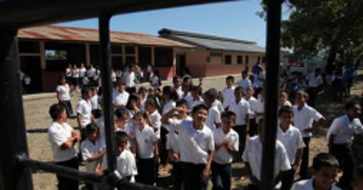 Cierran escuelas y suspenden clases por falta de maestros