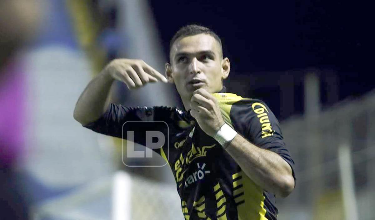El mexicano Rosas celebrando su gol que abrió el marcador en el partido.