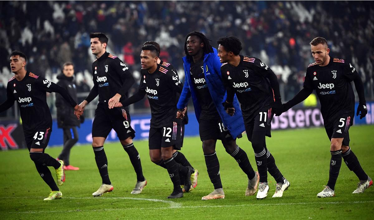 Los jugadores de la Juventus festejan con su afición el triunfo.