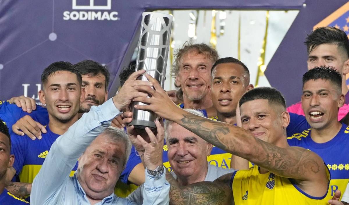 La plantilla de Boca Juniors con el trofeo del Torneo de Verano que le ganaron al San Lorenzo de Pedro Troglio.