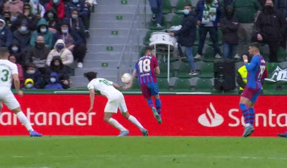 Momento en donde el balón impacta en la mano del lateral Jordi Alba del FC Barcelona.