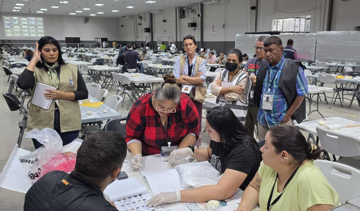 ¿De dónde provienen las primeras urnas abiertas en el escrutinio especial?