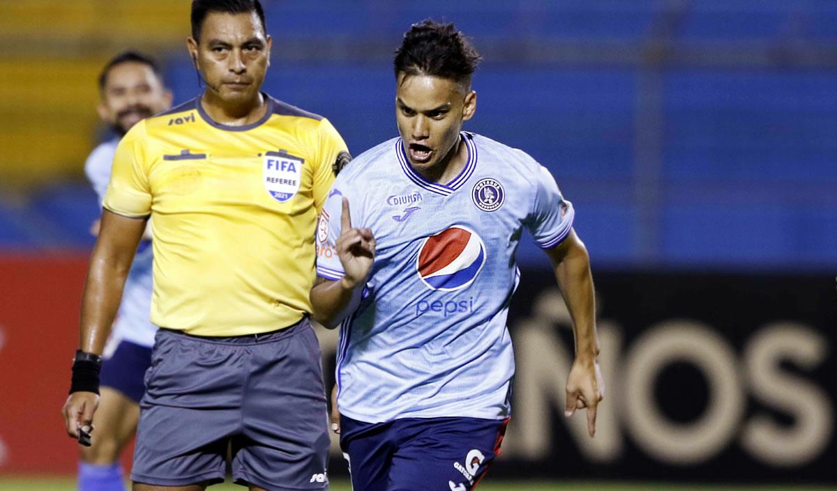Diego Auzqui festejando su gol que abrió el marcador para Motagua ante Marathón.