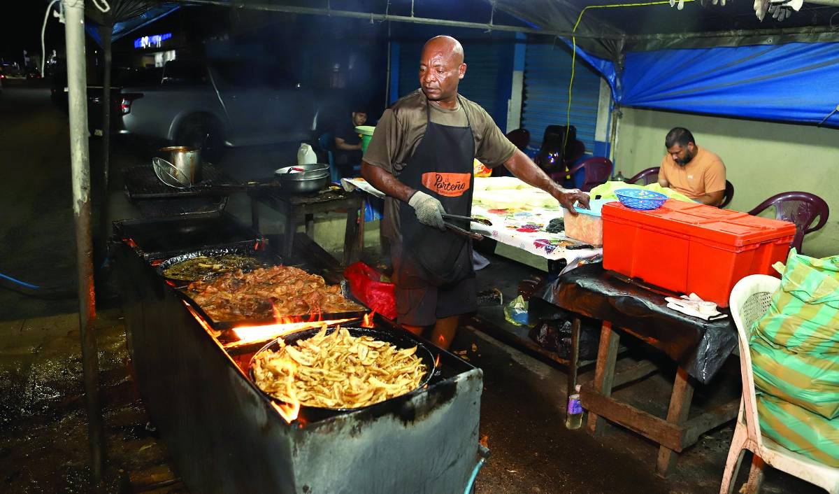 “Tengo 38 años de asar chuletas en las calles de SPS, tengo muchos clientes que me estiman”: Guzmán Meléndez, asador de chuletas.