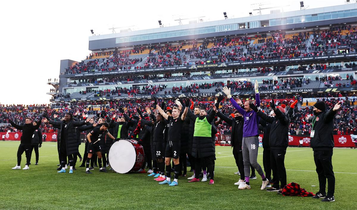 Así celebraron los canadienses el triunfo sobre sus vecinos.