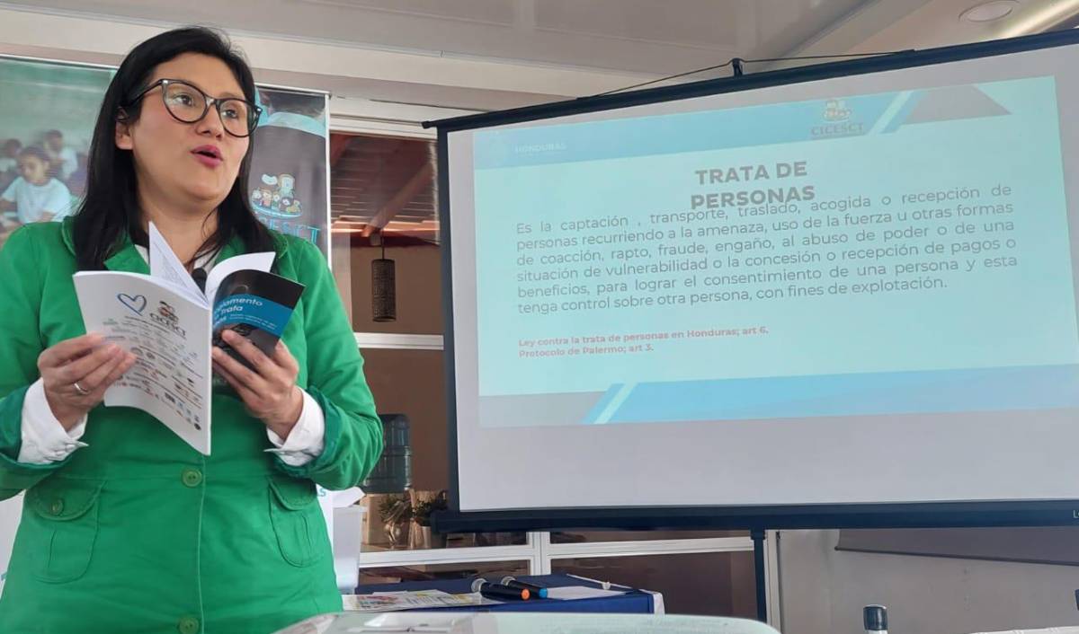 Sua Martínez, directora de la Cicesct, dando la capacitación.