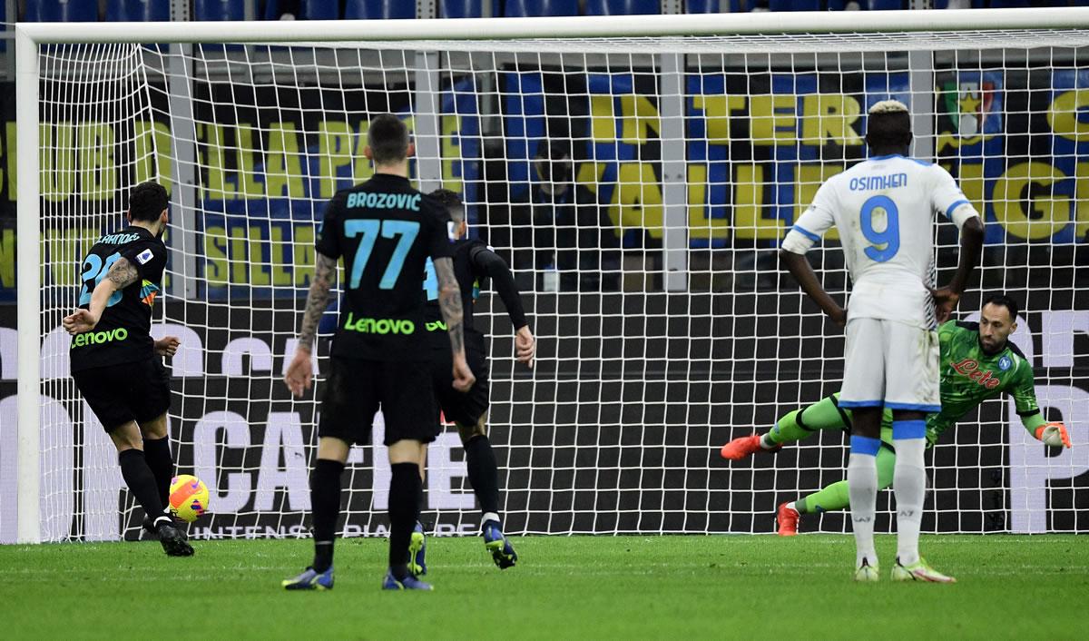 Hakan Calhanoglu lanzando el penal que dio el empate 1-1 al Inter.