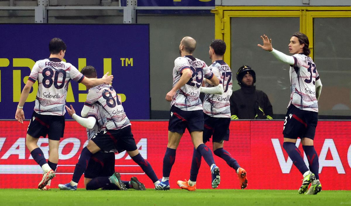 Los jugadores del Bolonia celebrando el gol de Sam Beukema para el empate 1-1 ante el Inter.
